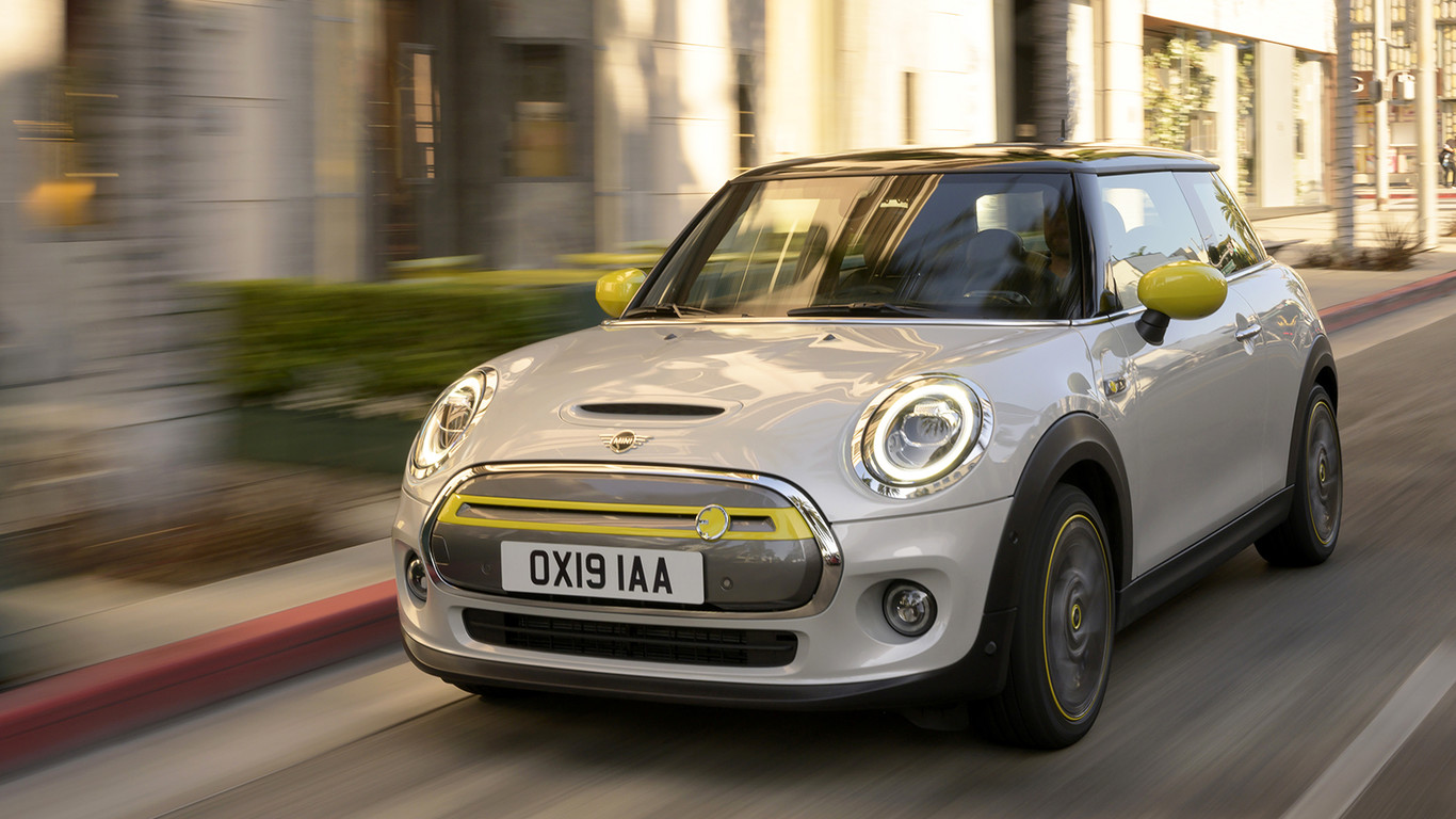 El MINI Cooper SE lleva el concepto de hot-hatch a la era eléctrica