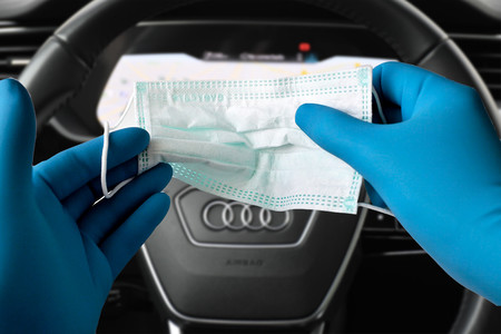 No, conducir con guantes de látex no es recomendable y te explicamos por qué