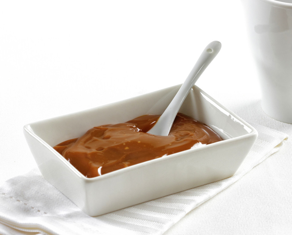 Dos formas de hacer dulce de leche casero y siete recetas en que utilizarlo (si es que no os lo coméis antes a cucharadas)
