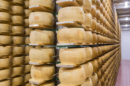 Los préstamos de Credem duran dos años, el tiempo en el que —generalmente— el parmigiano-reggiano se pone a la venta. @ Magazzini Generali delle Tagliate