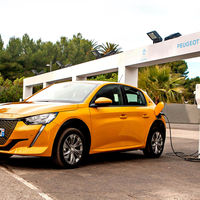 El mantenimiento de un coche eléctrico en comparación a uno de combustión: menos desgaste y un ahorro del 30 %, según Peugeot