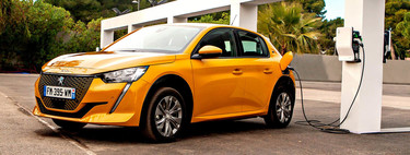 El mantenimiento de un coche eléctrico en comparación a uno de combustión: menos desgaste y un ahorro del 30 %, según Peugeot