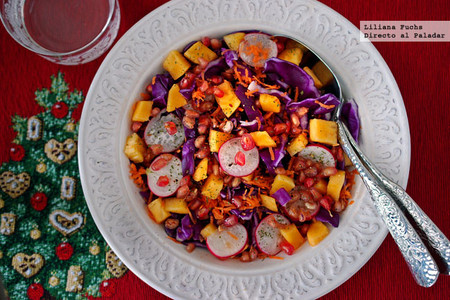Ensalada crujiente de lombarda con persimón y granada. Receta de Navidad