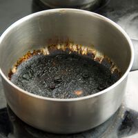 A técnica científica definitiva para limpar uma panela ou frigideira queimada: você só precisa de um item básico que já tem na sua despensa 