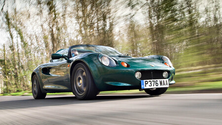 Rodeado de mecánicos que echaron horas extras en Nochebuena: así nació en 1994 el Lotus Elise, el Lotus más exitoso de la historia
