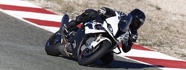 Los expertos avisan: la frenada automática de los coches está haciendo las carreteras cada vez más peligrosas para las motos 