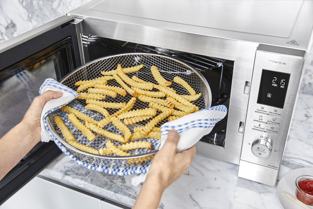 Un microondas con freidora de aire, grill y horno: así es el nuevo  cuatro en uno de Panasonic para quienes buscan cocinar más sano 