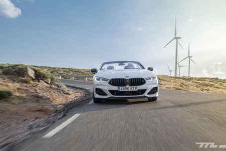 BMW M850i Cabrio frontal en marcha