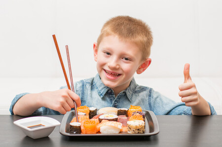 niño comiendo sushi