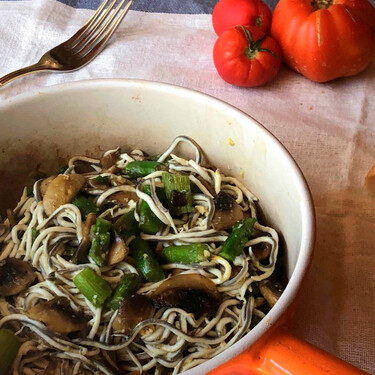 Los huevos revueltos, mejor para la cena: el revuelto de gulas, champiñones y espárragos trigueros que resuelves en 10 minutos 