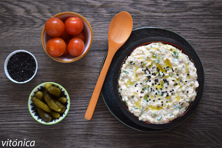 Berenjena cremosa con tahina y yogur: receta de dip saludable de aperitivo o guarnición