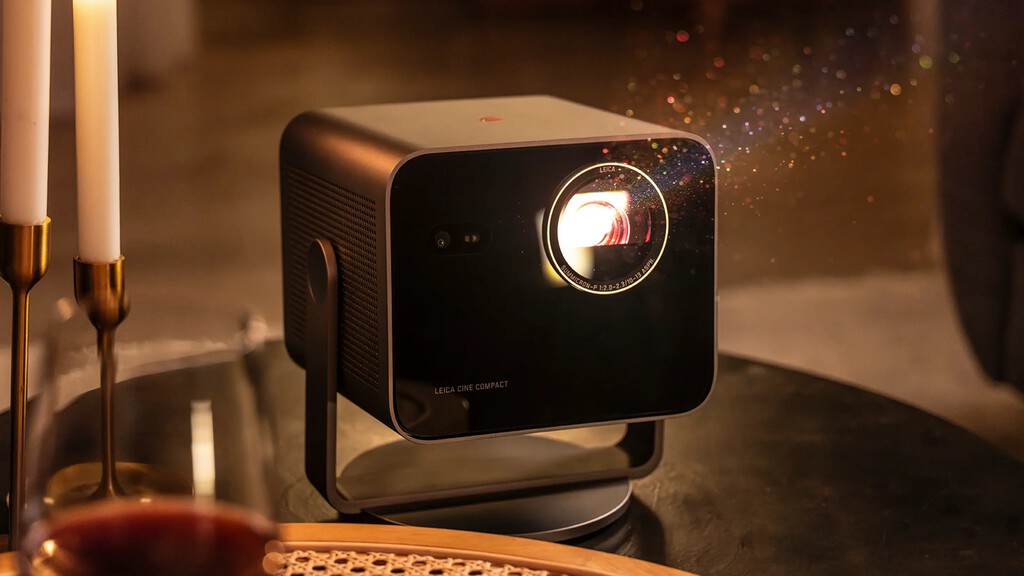 Leica, el mítico fabricante de cámaras de fotos, vuelve por la puerta grande. Este es su nuevo proyector láser 4K para tu cine en casa 
