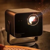 Leica, el mítico fabricante de cámaras de fotos, vuelve por la puerta grande. Este es su nuevo proyector láser 4K para tu cine en casa 