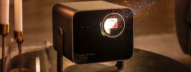 Leica, el mítico fabricante de cámaras de fotos, vuelve por la puerta grande. Este es su nuevo proyector láser 4K para tu cine en casa 