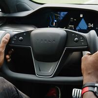 A Tesla ya no le parece tan buena idea el volante Yoke: si compraste los cuernos puedes volver al de toda la vida... pagando, claro