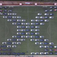 ¿Cuál es la forma más efectiva de batir un Récord Guinness con un Tesla? Exacto: haciéndolos volar