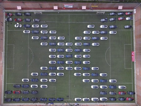 ¿Cuál es la forma más efectiva de batir un Récord Guinness con un Tesla? Exacto: haciéndolos volar