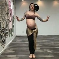 El sensual vídeo de una embarazada de 38 semanas bailando la danza del vientre: una buena preparación para el parto