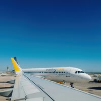 Ryanair decidió recortar asientos en algunos aeropuertos regionales españoles. Vueling se lo agradece
