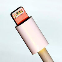 Es habitual que conectemos el cargador al móvil antes de enchufarlo a la corriente. Y también es un enorme peligro