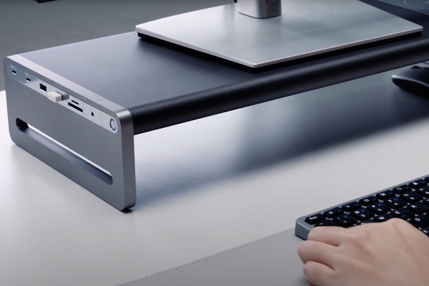 Si utilizas un Mac en casa, este accesorio te puede interesar: un soporte hub que eleva el ordenador o monitor y añade puertos