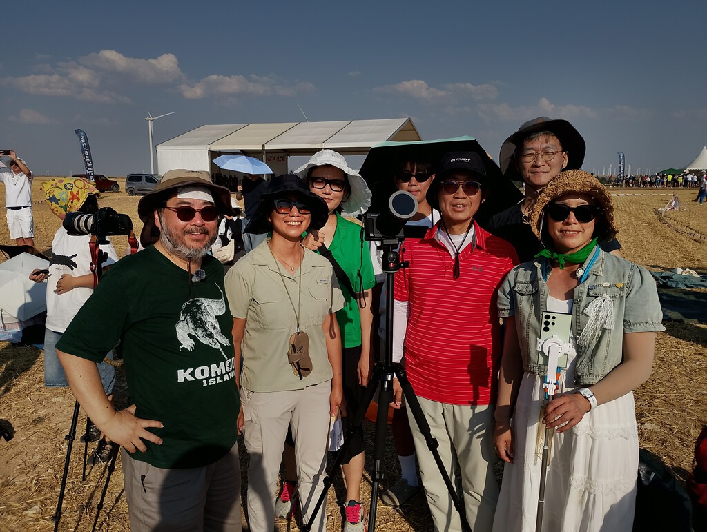 "He llorado": 48 horas en Burgos viendo el eclipse junto a un grupo de astrofotógrafos y apasionados de la astronomía