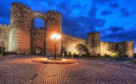 Ávila celebra ser Ciudad Patrimonio de la Humanidad y los empresarios hacen descuentos