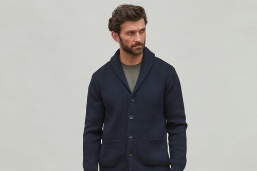 El Look Elegante Pero Relajado Se Ha Impuesto Entre Los Hombres Y El Cardigan De Cuello Smoking Es La Prueba Discreto Comodo Y Con Un Aura De Senorazo Moderno