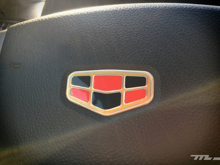 Geely Emgrand logotipo volante