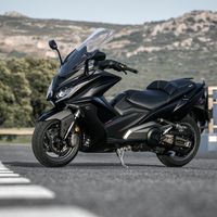 Kymco AK 550, el megascooter inteligente que llega con hambre para comérselo todo por 9.949 euros