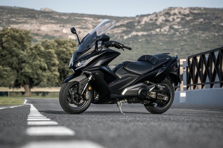 Kymco AK 550, el megascooter inteligente que llega con hambre para comérselo todo por 9.949 euros