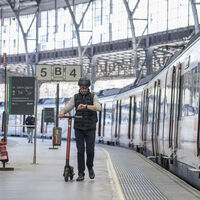 Patinetes eléctricos en metro, bus o avión: estos son los medios de transporte que te permiten llevarlo y los que no