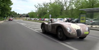 Chris Harris conduce un Jaguar C-Type en la Mille Miglia 