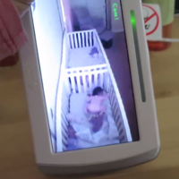 Los adorables gemelos que "fingen" estar durmiendo al escuchar la voz de su madre (vídeo)