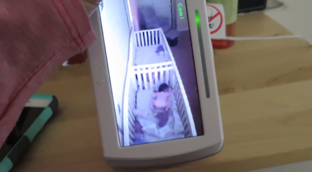 Los adorables gemelos que "fingen" estar durmiendo al escuchar la voz de su madre (vídeo)