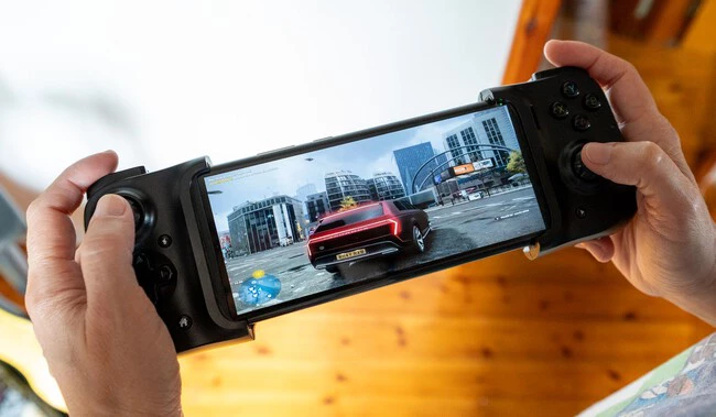 Móvil en un mando de juegos