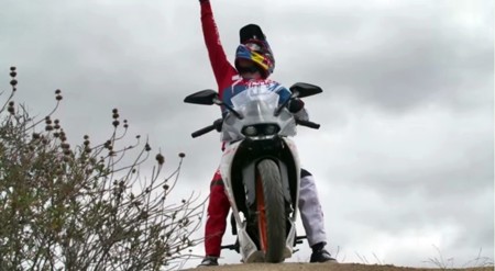 Aaron Gwin cambia la bici por una KTM RC390 para hacer descensos