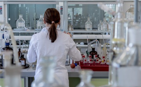 Miles de ordenadores conectados buscando fármacos contra el coronavirus: el proyecto de 