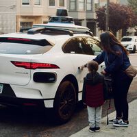 No confían en los humanos. Prefieren enviar a sus hijos a la escuela en robotaxis, pero hay un problema: no está permitido