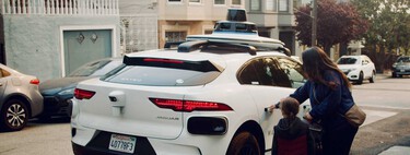 No confían en los humanos. Prefieren enviar a sus hijos a la escuela en robotaxis, pero hay un problema: no está permitido
