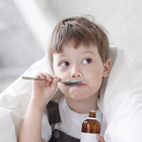 Cómo conseguir que el niño tome las medicinas sin dramas y qué hacer si vomita 