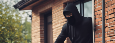 Los expertos advierten: da igual la cerradura que tengas, que con este método un ladrón puede abrir en segundos casi todas las puertas