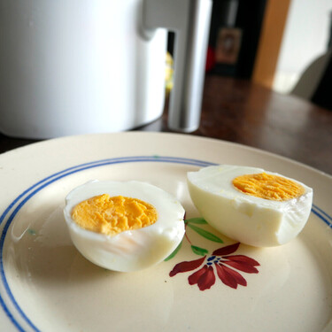Pasa del agua hirviendo: tu freidora de aire es ideal para hacer huevos duros que siempre quedan bien 