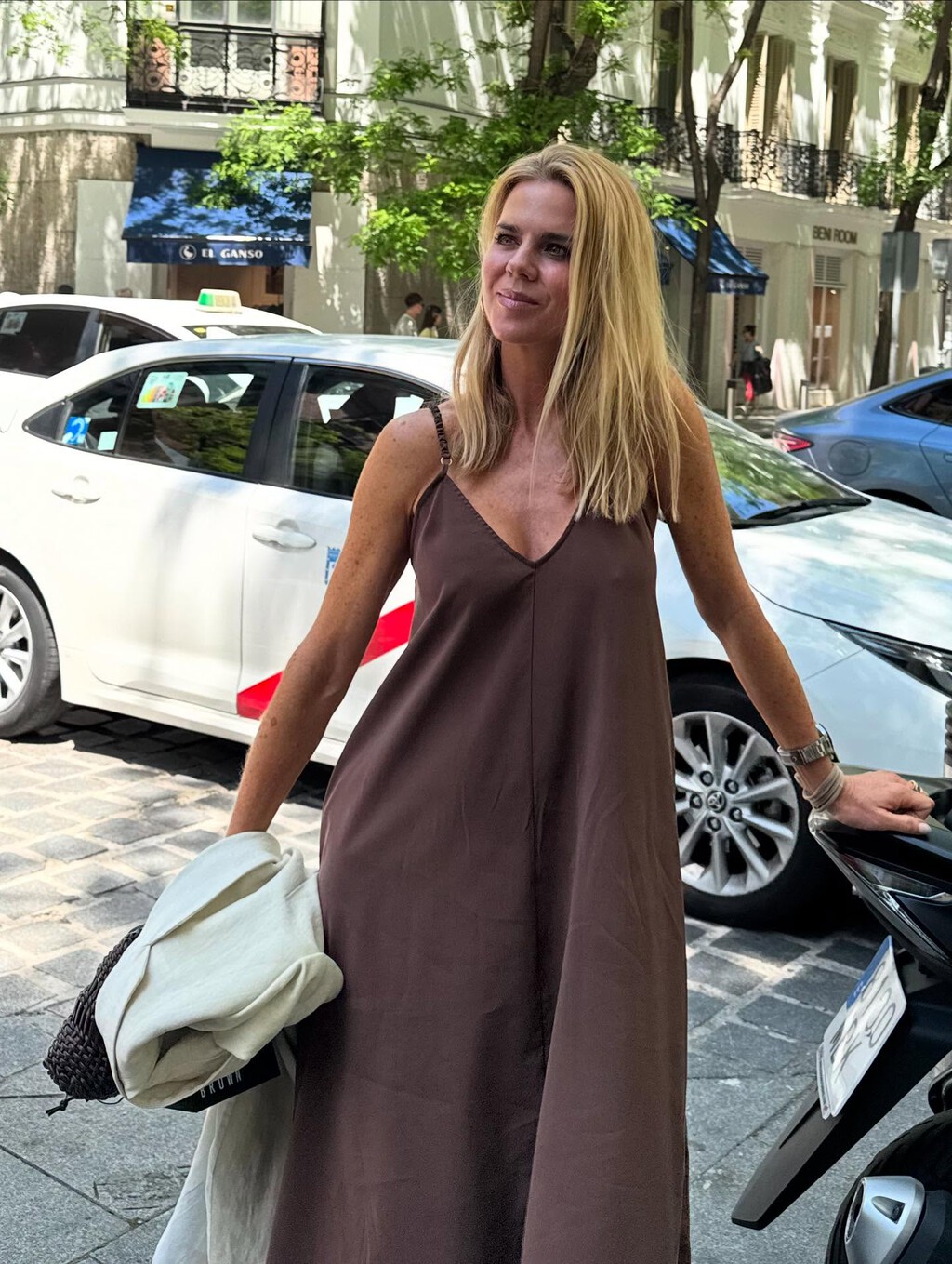 Parfois tiene un nuevo vestido que viene dispuesto a arrasar: es en color marrón, fresquito y muy elegante
