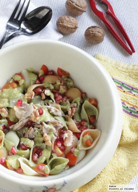 Ensalada de pasta con codornices en escabeche, nueces y pesto