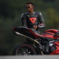 Lewis Hamilton es un friki de las motos. Garaje de ensueño, tres MV Agusta personalizadas y se cayó de la MotoGP de Valentino Rossi 