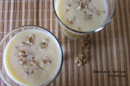 Batido de mango, yogur y zumo de naranja. Receta saludable