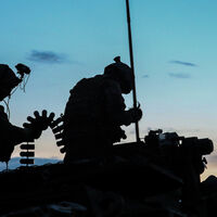 Mientras Europa levanta su muro antidrones ruso, cada nación carga su artillería: unos con láseres, y otros con escopetas