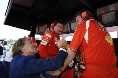 Schumacher devuelve el golpe en Imola