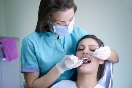 mujer embarazada en el dentista